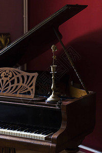 旧钢琴的精图片