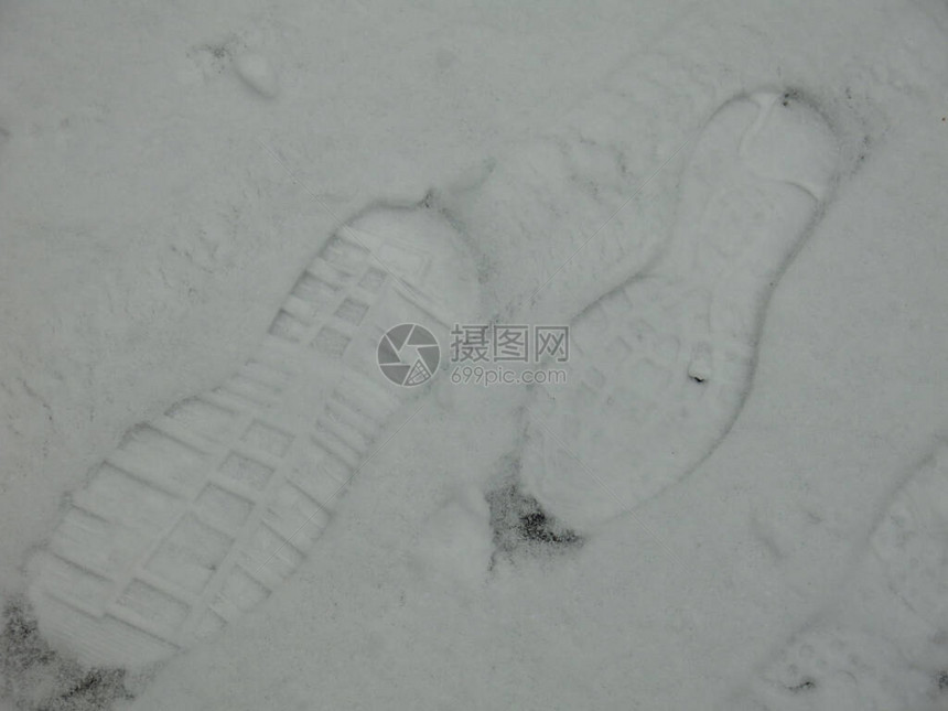 白雪上女靴的脚印图片