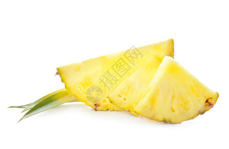 白色背景上的鲜切菠萝图片