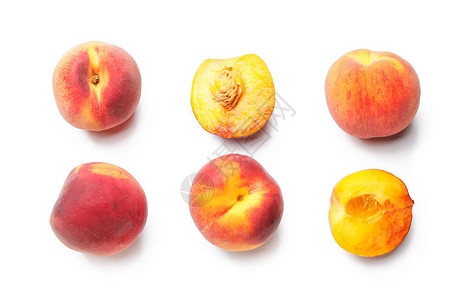 浅色背景中的许多成熟桃子背景图片