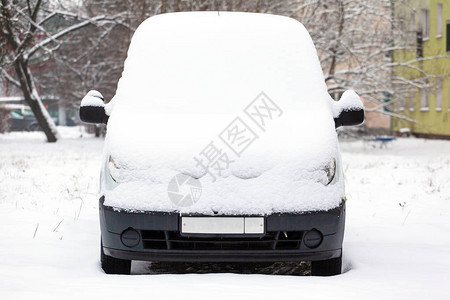 大雪覆盖的汽车图片