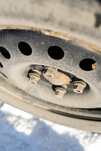 轮胎磨损时地面上有雪车轮上有一个图片