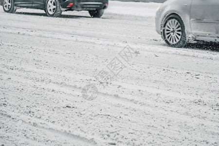 冬天开车雪路上的汽车冬天的季节图片