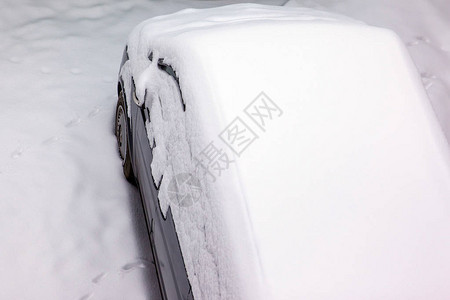 大雪覆盖的汽车图片