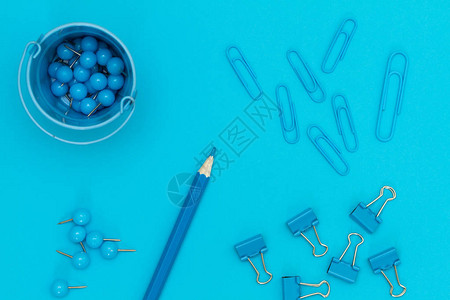 蓝桶纸夹铅笔和纽扣从上图片