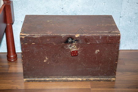 古色香的老式木箱图片