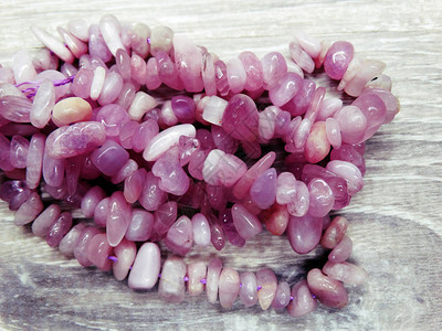 粉红色巡水层天然石英宝石高清图片