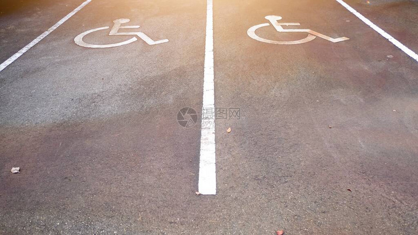 轮椅残疾人标志停车许可证标志画在街道上为残疾人在水泥路上图片