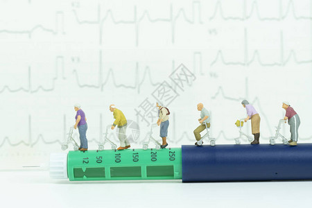 带有心血管病医疗概念的在胰岛素笔上行走的图片