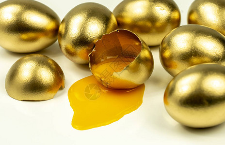 白底金蛋一个鸡蛋破了金壳的橙图片