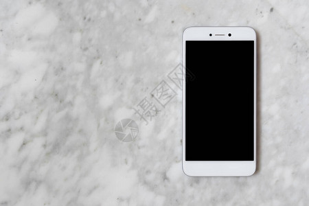 在大理石背景的白色智能手机平面黑白两色背景图片