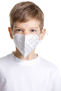 以医疗面具蒙面的年轻男孩在白色背景上脸朝图片