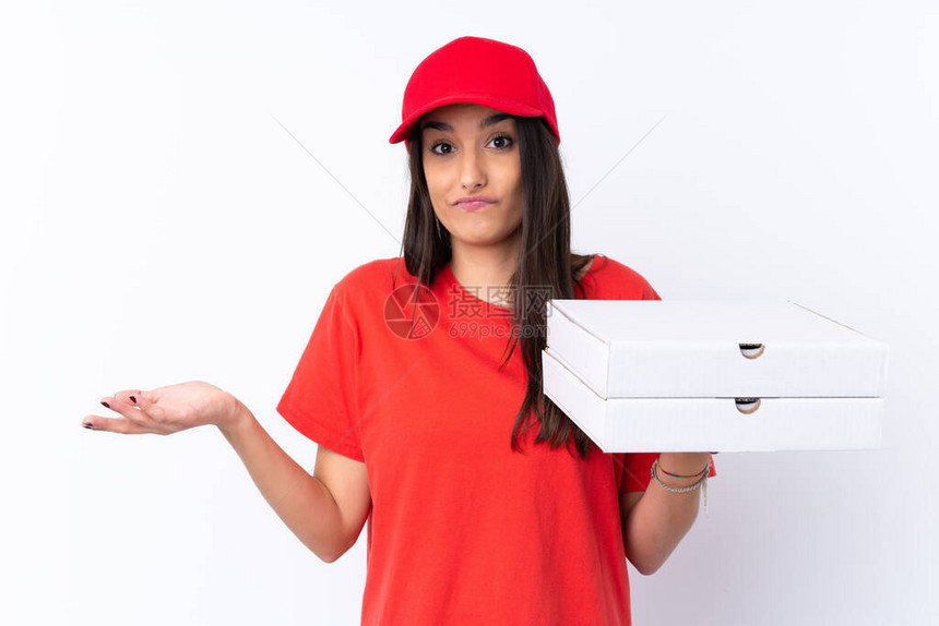 在孤立的白墙上拿着披萨的比萨女送披萨的妇女举起肩膀时图片