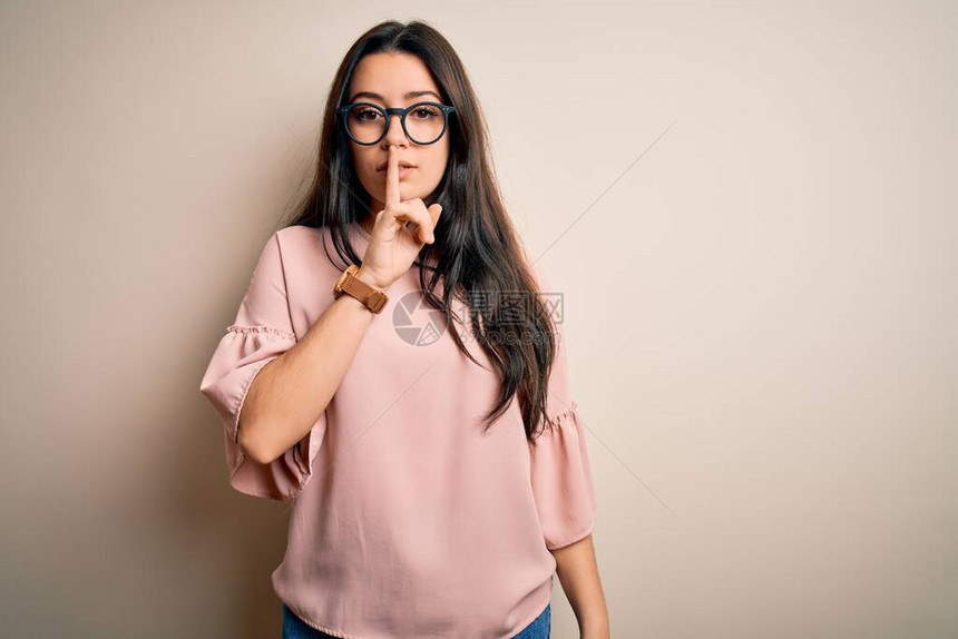 深褐色的年轻优雅女人戴着眼镜图片