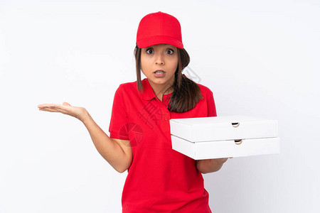 年轻送披萨的少女在孤立的白色背景和疑惑图片