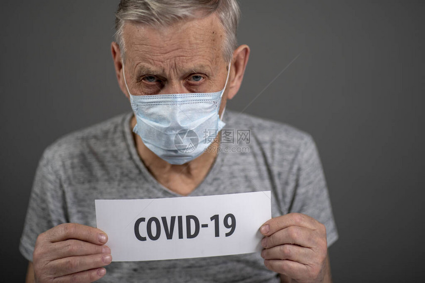 80岁的老人戴着医疗保护面罩图片