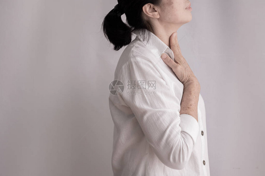 喉咙疼痛关紧有忧郁症的病妇感觉很不好图片