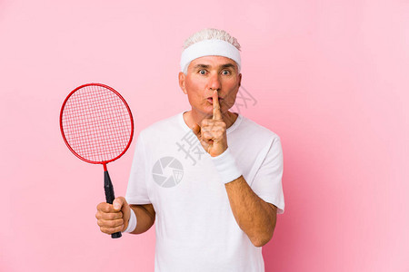 玩羽毛球的中年人孤立地保守秘密或图片