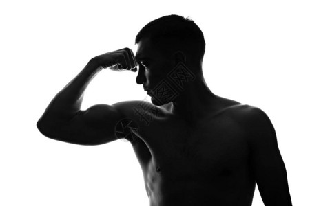 剖面图中肌肉人的背影肖像显示他的手臂上有紧张的两肢图片