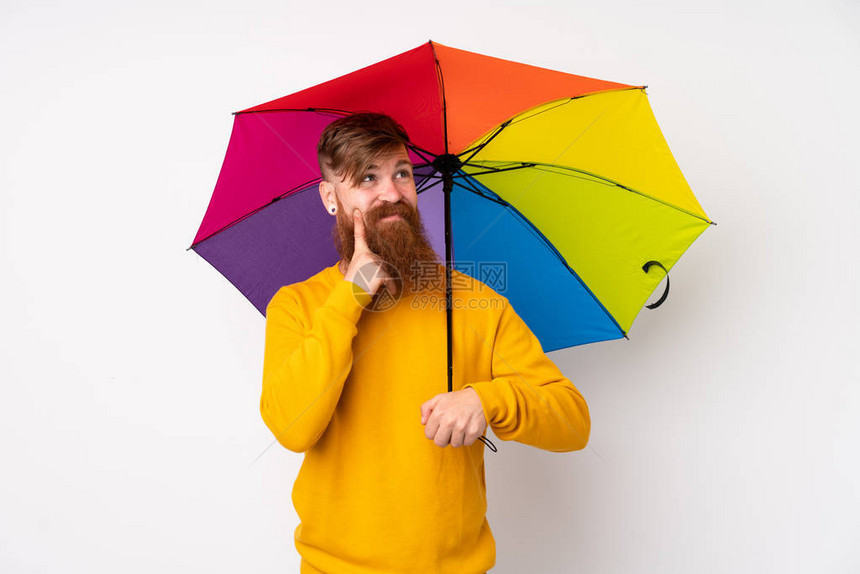 长胡子红头发的红头人拿着雨伞对着孤立的白人背景图片