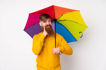 长胡子红头发的红头人拿着雨伞对着孤立的白人背景图片