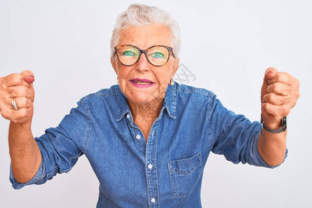 白发苍的老妇人穿着牛仔衬衫和眼镜图片