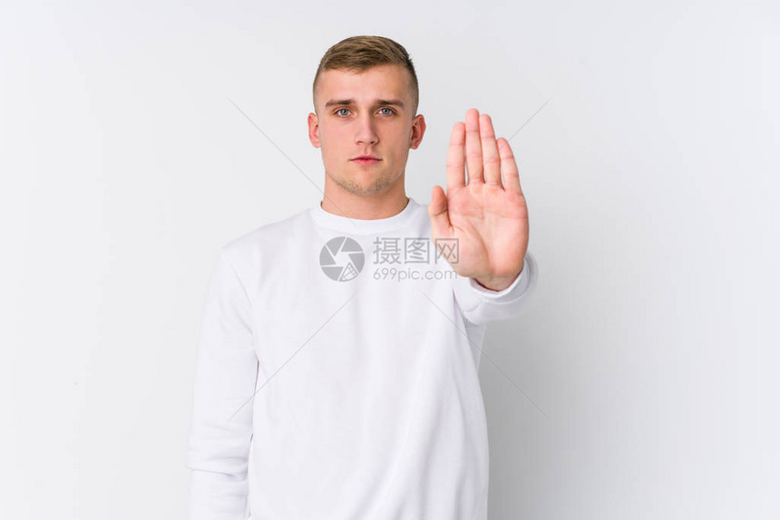 白人背景的年轻天主教徒站在伸展的手边举着图片