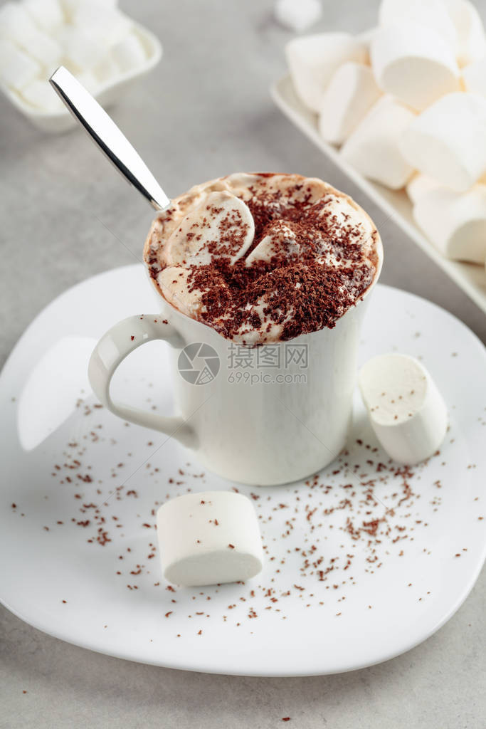 热巧克力和棉花糖洒满巧克力屑图片