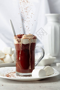 热巧克力和棉花糖洒满巧克力屑图片