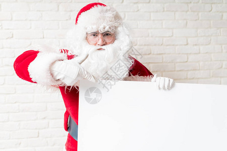 穿着圣诞老人服装的男肖像背景图片