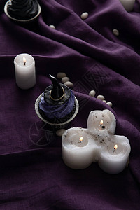 美味的万圣节蛋糕在紫布图片
