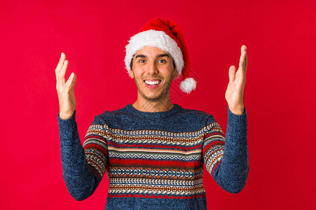 圣诞节日的年轻人低着大拇指低图片