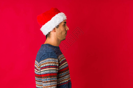 圣诞日的年轻人放松笑得开心脖子拉长图片