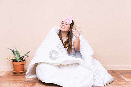 年轻的caucasian女人休息用一件令人愉快和自信的毛衣表现图片