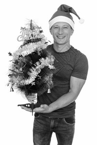 电影演播室拍摄的年轻英俊男子准备迎接圣诞节在白黑背背景图片