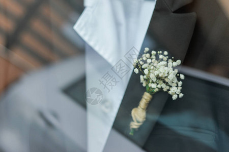 新郎西装上的婚礼胸花背景图片