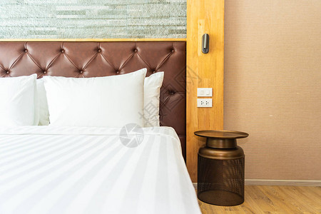 在旅馆卧室的床上装饰床铺上美丽的舒适的白图片