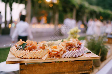 在户外举行婚礼时配有奶酪和乳酪的木板图片