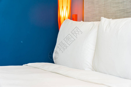 在旅馆卧室的床上装饰床铺上美丽的舒适的白图片