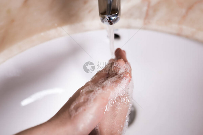 女人在浴室洗手图片