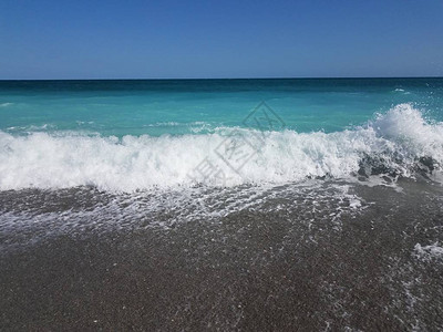 白海浪在沙滩上坠图片