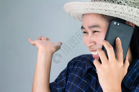 亚洲年轻女在度假日用电话聊天时微笑图片