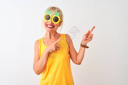 中年妇女在度假时戴着菠萝太阳镜图片