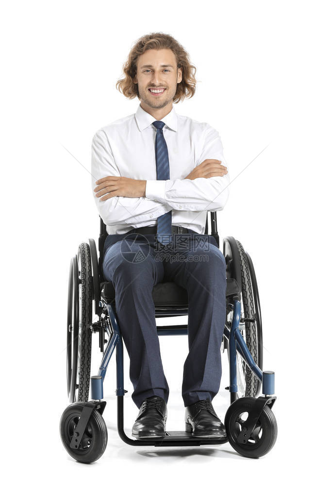 白色背景上坐在轮椅上的英俊商人图片