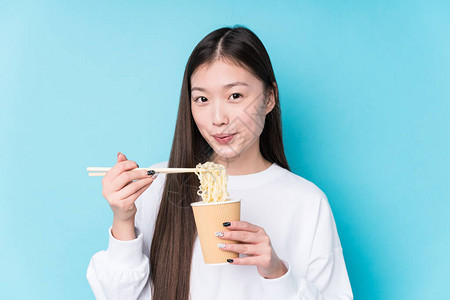 吃面条的年轻日本妇女图片