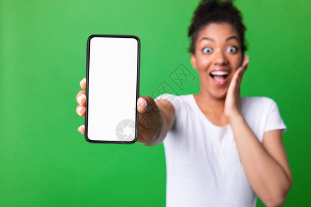疯狂的黑人女孩露脸白智能电话屏幕图片