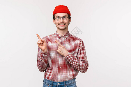 戴着眼镜和红色无檐小便帽的怪人图片