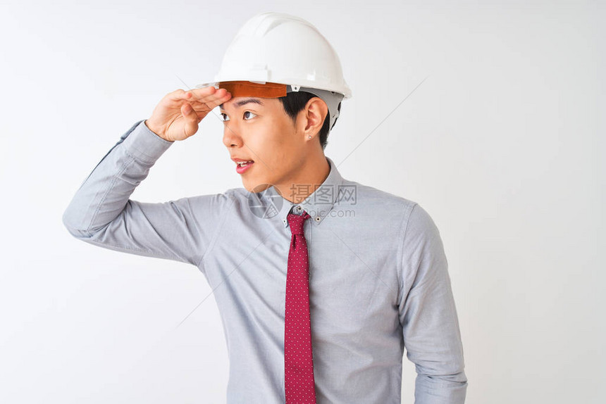 身着领带和头盔的建筑师站在孤立的白色背景上图片