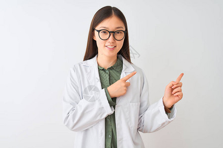 年轻的科学家女人穿着外套和眼镜图片