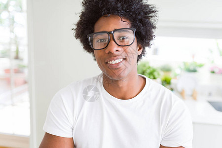 非洲裔美国人戴眼镜面带快乐和冷酷的笑图片